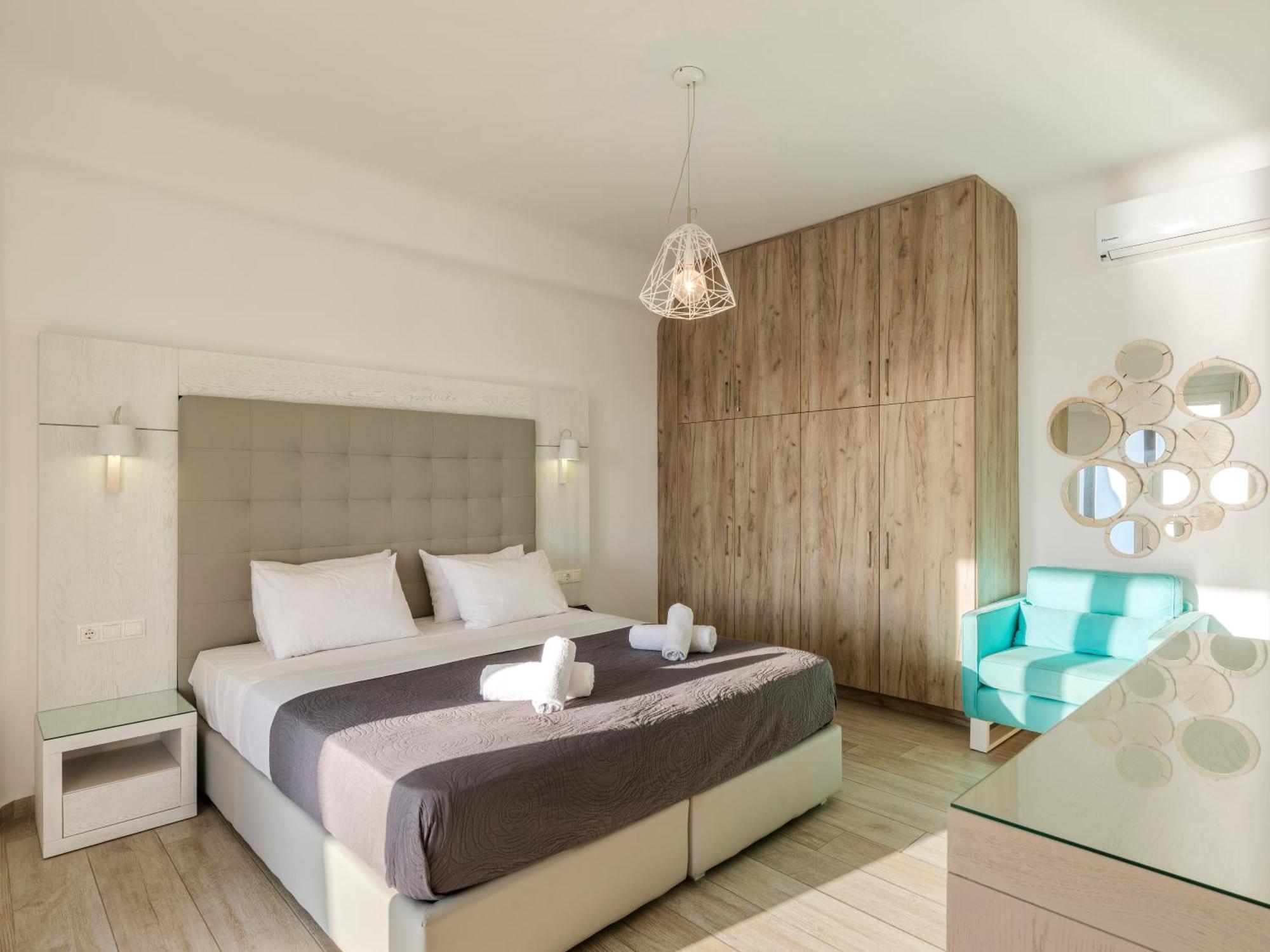 Evi & Mykonos Town