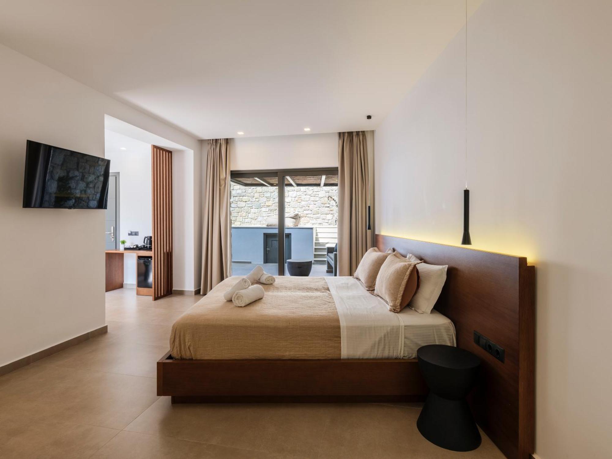 Evi & Mykonos Town